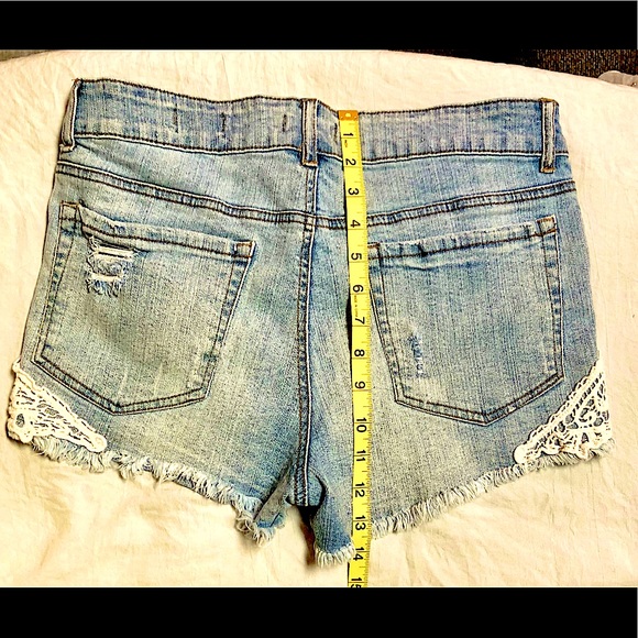 EUNINA Women’s/Juniors Denim Frayed Shorts Crochet Hem mid Rise Shortie Size L - Picture 3 of 14